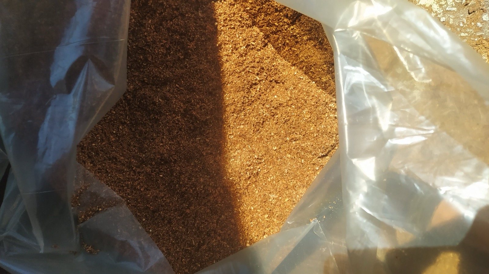 Pó de coco peneirado, pronto para ensacar